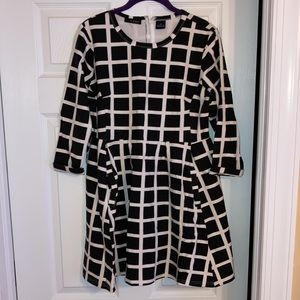 B&W womens checkered dress L. 3/4 cuffed sleeves and full skirt with pockets.